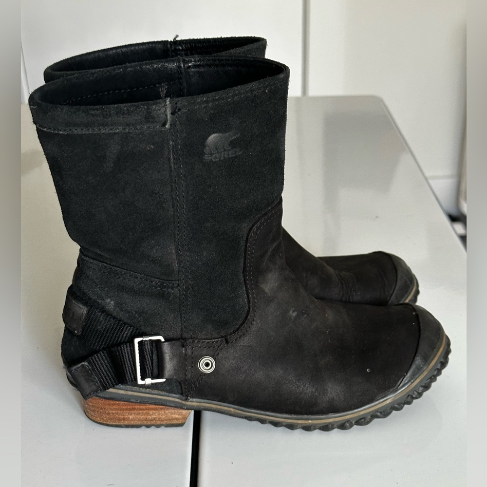 SOREL SlimShortie Black Suede Boot (8.5) EUC